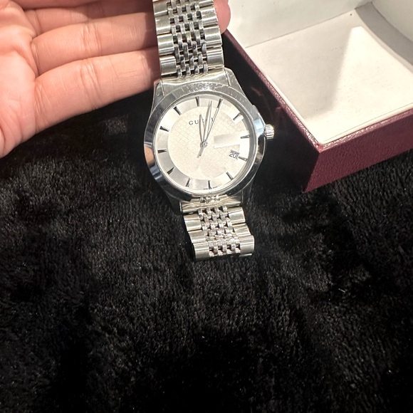 Stunning “ Gucci “ Stainless Steel Swiss Made Watch - Picture 9 of 12